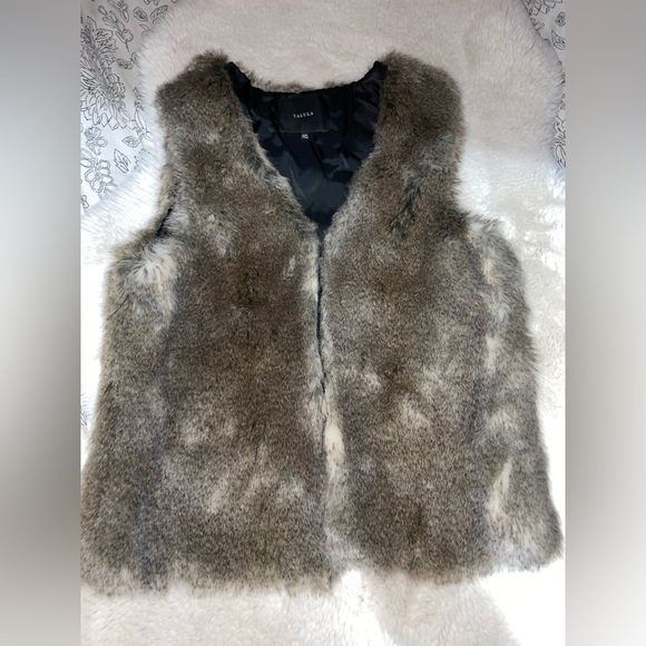 ARITZIA (Talula Park Slope Faux Fur Vest ) - Picture 7 of 10